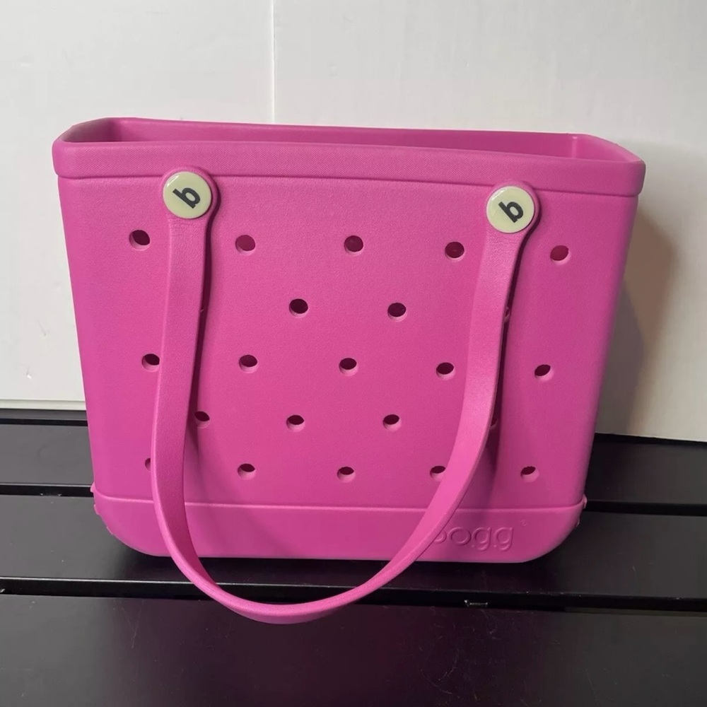 NWOT Never used hit pink Bogg Bag
